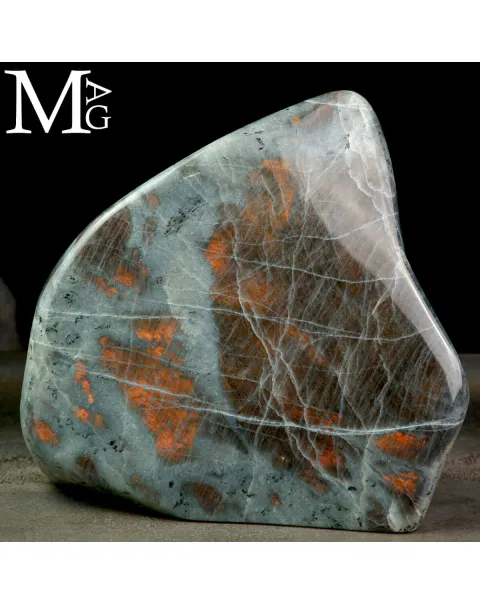 Labradorite – Riflessi Arancio-Oro Unici