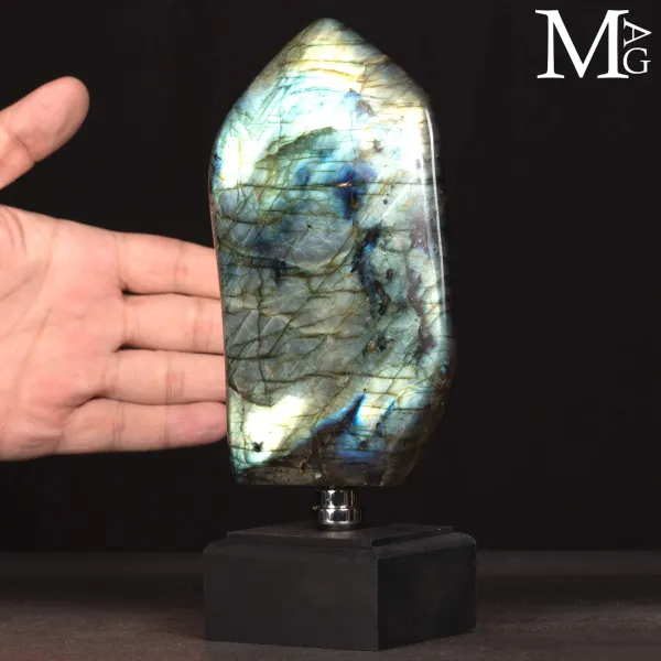 Labradorite – Riflessi Azzurri e Verdi