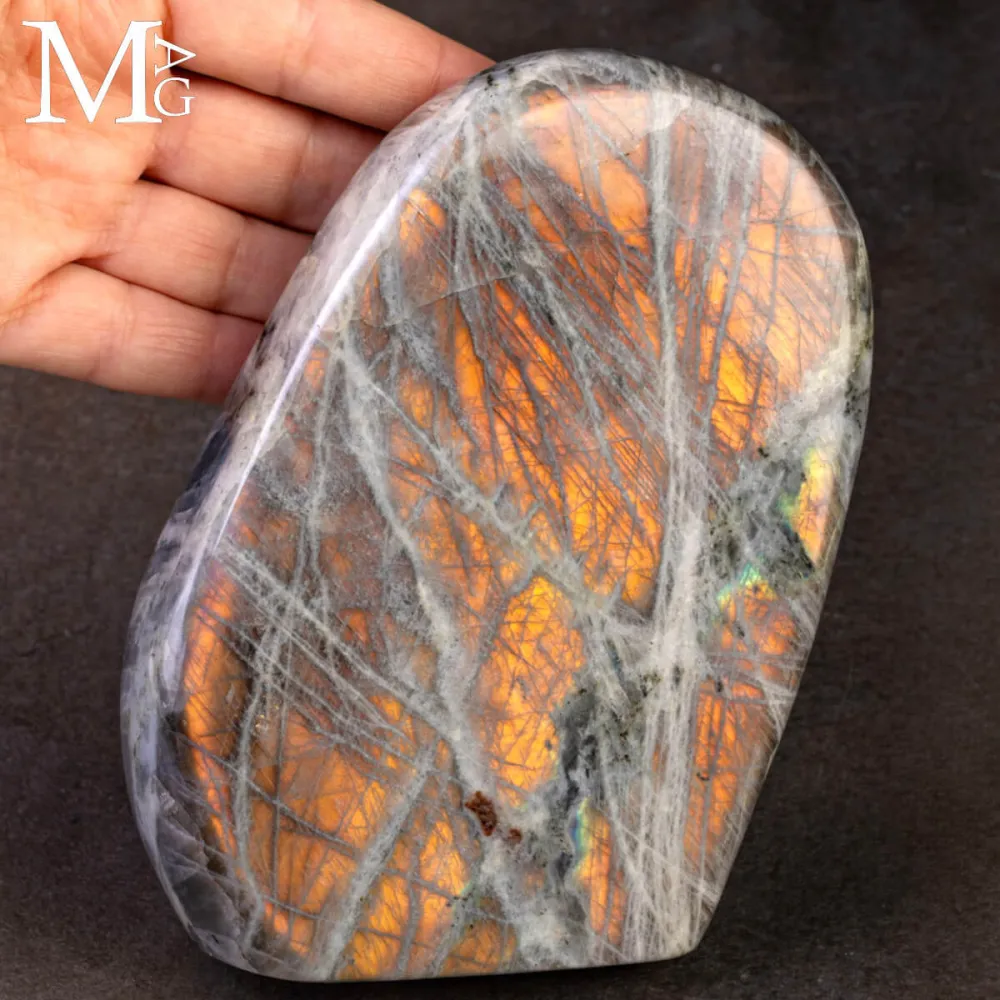 Labradorite del Madagascar – Riflessi Arancio Oro.