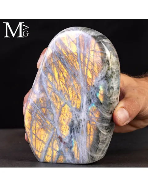 Labradorite del Madagascar – Riflessi Arancio Oro.