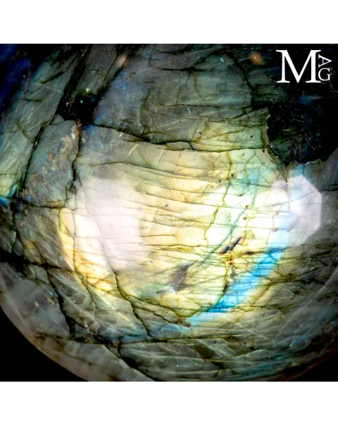 Sfera di Labradorite del Madagascar – Luce, mistero e metamorfosi