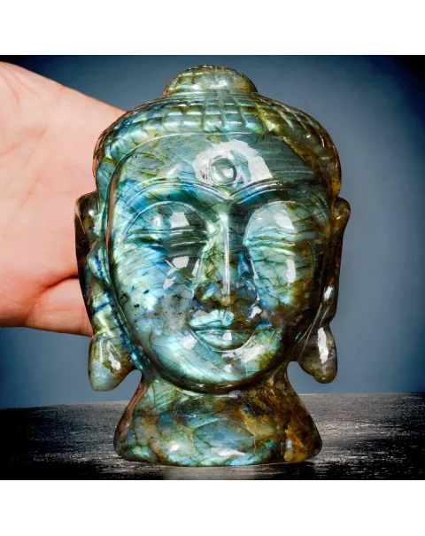 Buddha in Labradorite – Illuminazione scolpita nella luce