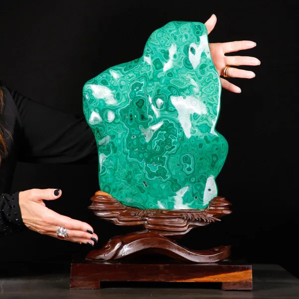 Malachite dalla forma fluida – con base in legno.