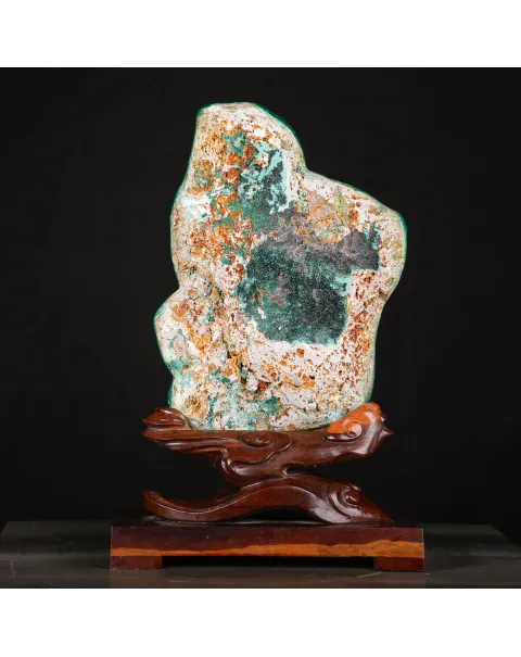 Malachite dalla forma fluida – con base in legno.