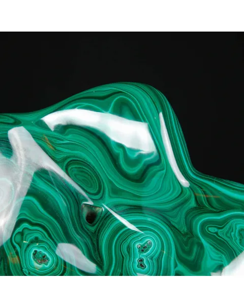 Scultura in Malachite dalla forma fluida.