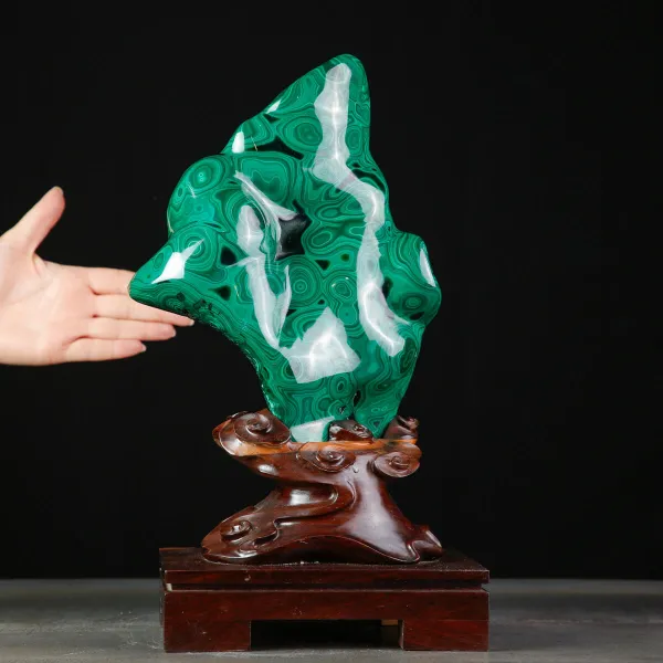 Scultura in Malachite – Eleganza Organica.