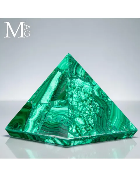 Piramide in Malachite - Metafisica delle forme.