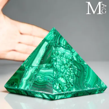 Piramide in Malachite - Metafisica delle forme.