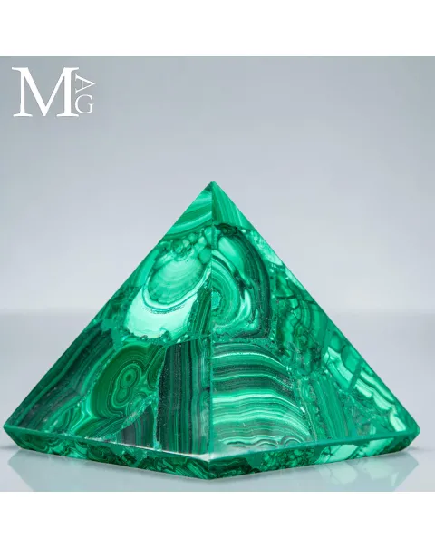 Piramide in Malachite - forma e Materia.