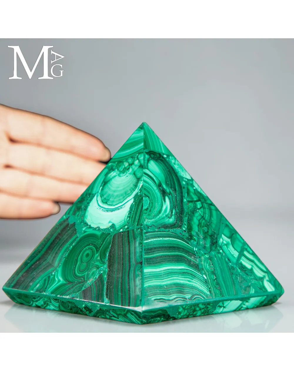 Piramide in Malachite - forma e Materia.