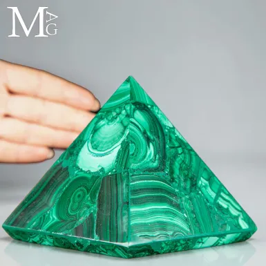 Piramide in Malachite - forma e Materia.