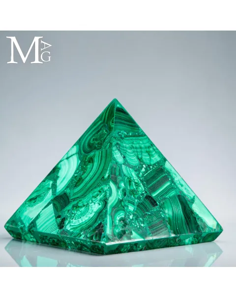 Piramide in Malachite - forma e Materia.