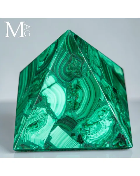 Piramide in Malachite - forma e Materia.