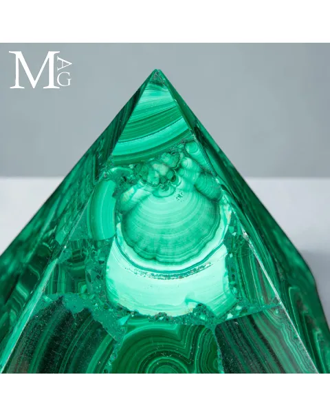 Piramide in Malachite - forma e Materia.
