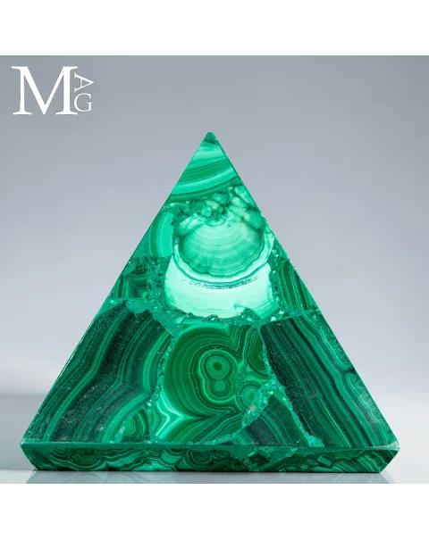 Piramide in Malachite - forma e Materia.