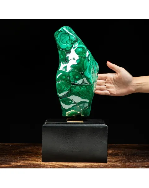 Malachite su piedistallo in legno e ottone