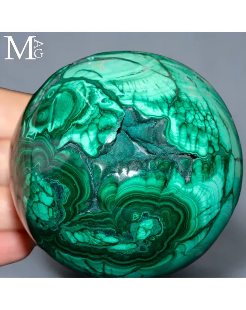 Sfera in Malachite – Struttura a Bande Fluide e Nuclei Botroidali.