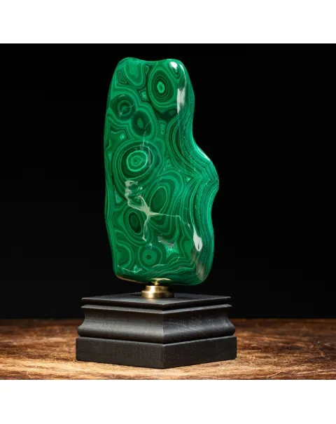 Malachite su piedistallo in legno e ottone