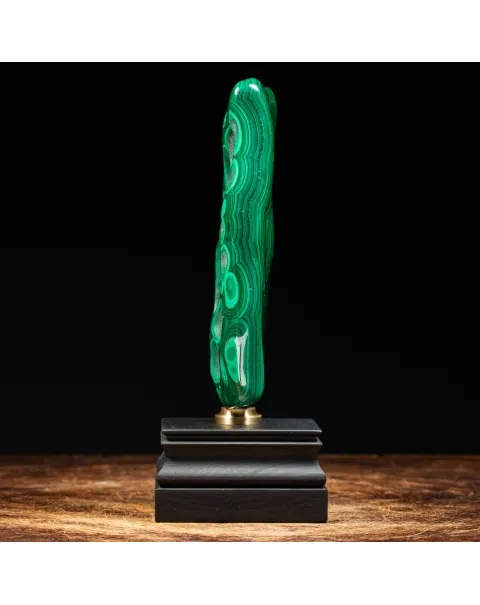 Malachite su piedistallo in legno e ottone
