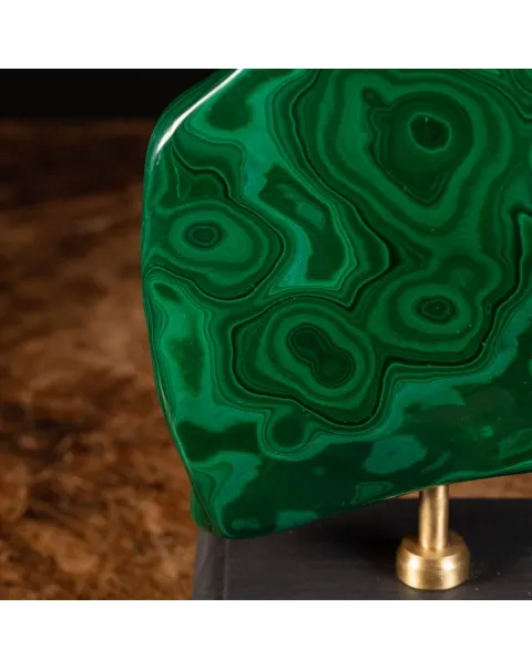 Malachite su piedistallo in legno e ottone