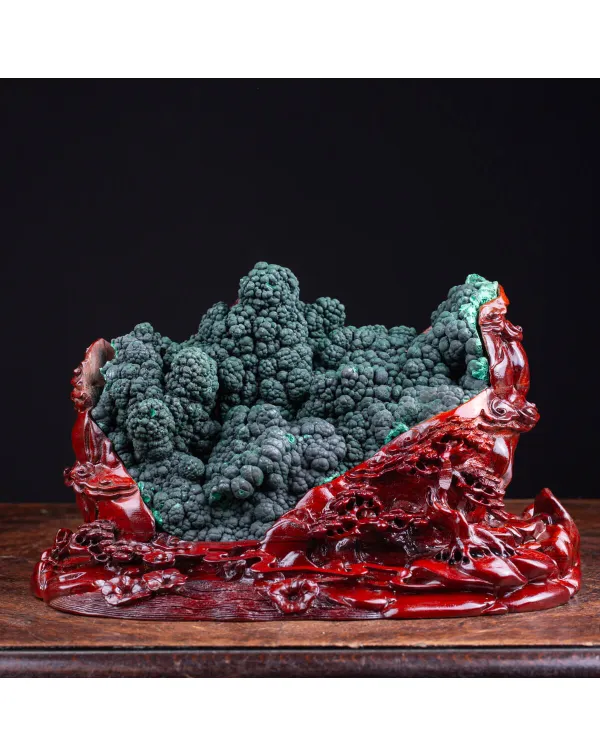 Eleganza Scultorea della Malachite.