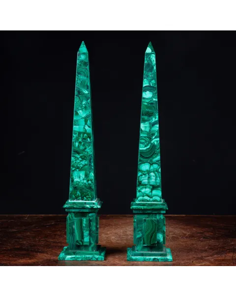 Obelischi di Malachite: Eleganza Naturale e Trasformazione Positiva.