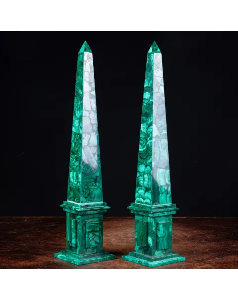 Obelischi di Malachite: Eleganza Naturale e Trasformazione Positiva.