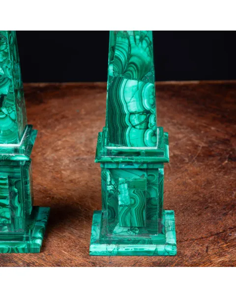 Obelischi di Malachite: Eleganza Naturale e Trasformazione Positiva.