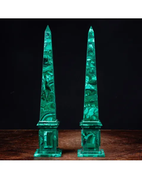 Obelischi di Malachite: Eleganza Naturale e Trasformazione Positiva.