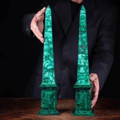 Obelischi di Malachite: Opere d'Arte Energetiche per la Tua Casa.
