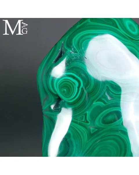 Malachite Lucidata – Forma naturale, design contemporaneo.