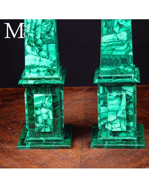 Coppia di Obelischi in Malachite di Qualità Extra.