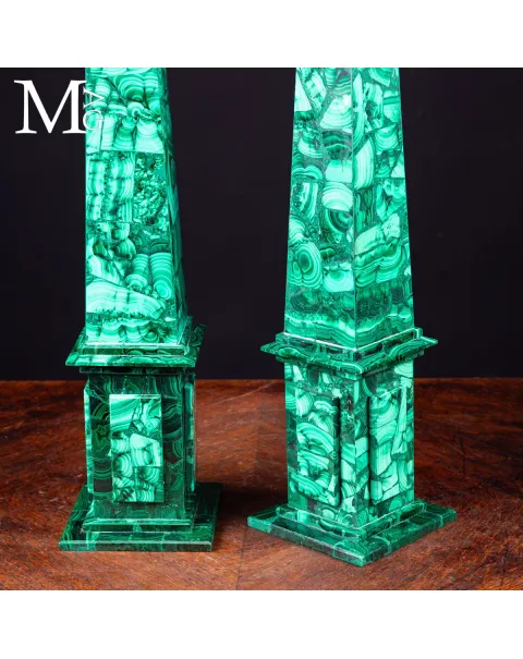 Coppia di Obelischi in Malachite di Qualità Extra.