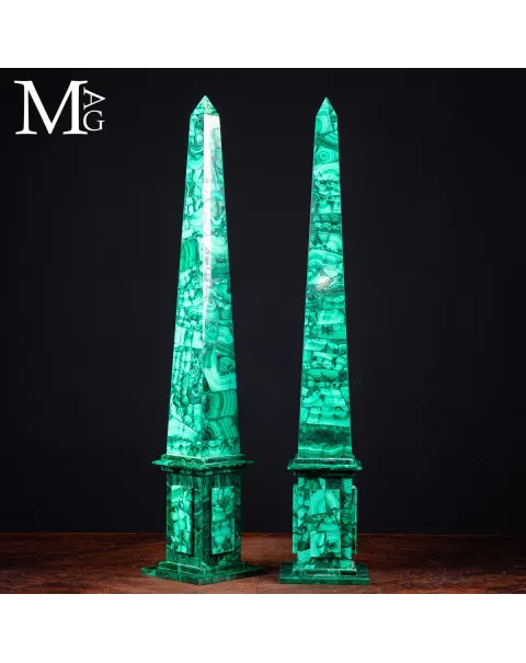 Coppia di Obelischi in Malachite di Qualità Extra.