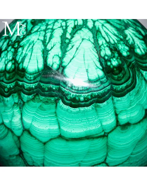 Sfera in Malachite Botroidale – Struttura Radiale a Fioritura Minerale.