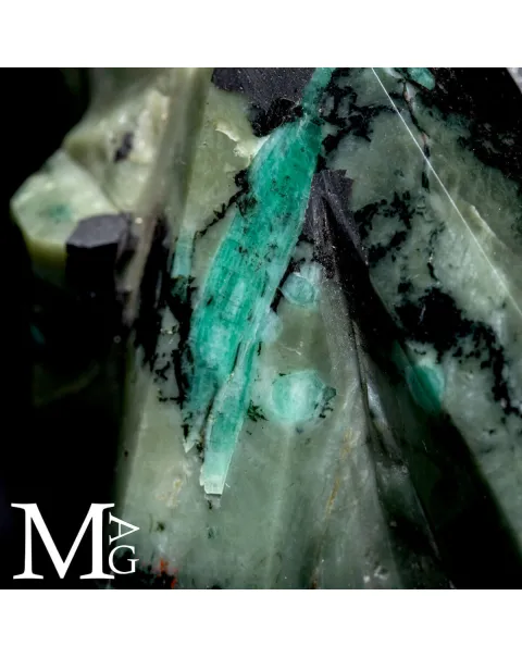 Cristalli di Smeraldo in Biotite Scolpita.