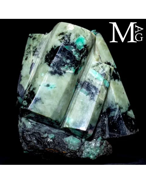 Cristalli di Smeraldo in Biotite Scolpita.