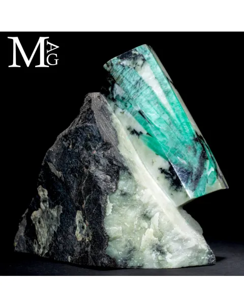 Smeraldi Verdi in Matrice di Biotite.