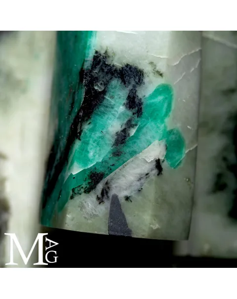 Smeraldi Verdi in Matrice di Biotite.