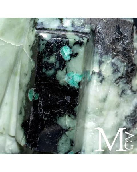 Smeraldi Verdi in Matrice di Biotite.