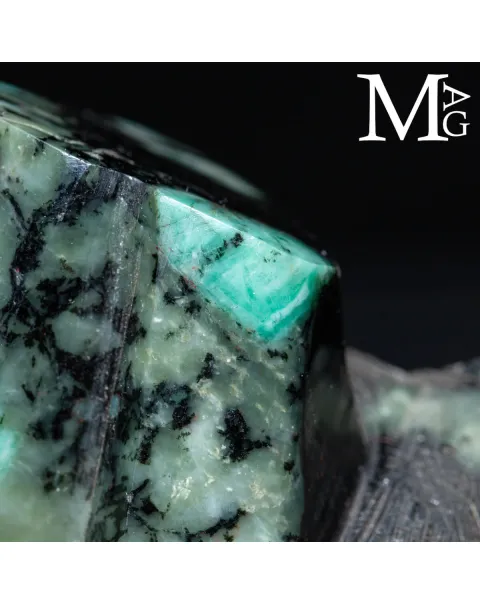 Smeraldi Verdi in Matrice di Biotite.