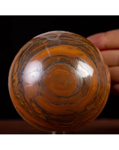 Sfera in Tiger Iron Intagliata.