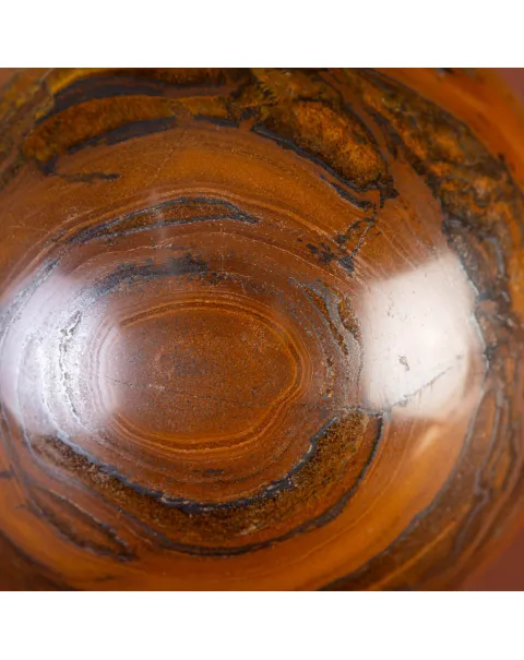 Sfera in Tiger Iron Intagliata.