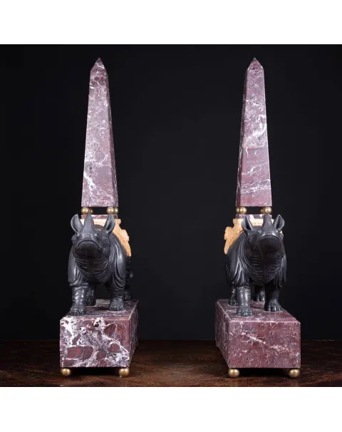 Maestosa Coppia di Obelischi Rinascimentali in Marmo Italiano: Un Trionfo di Arte e Storia.