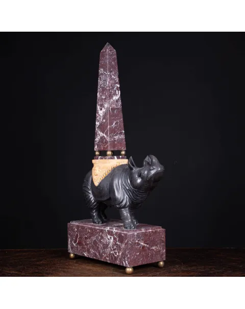 Maestosa Coppia di Obelischi Rinascimentali in Marmo Italiano: Un Trionfo di Arte e Storia.
