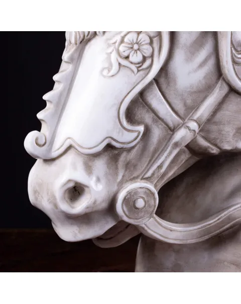 Straordinario Cavallo in Marmo di Carrara con Armatura: Capolavoro Artigianale di Forza e Protezione.