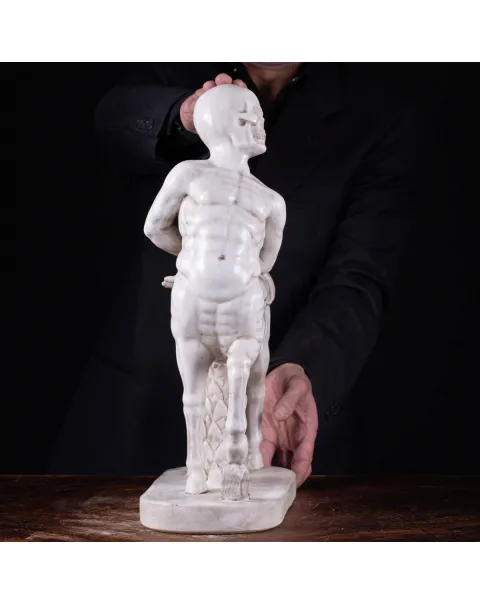 Centauro in Marmo di Carrara con Teschio: Simbolo di Mitologia e Fugacità del Tempo.