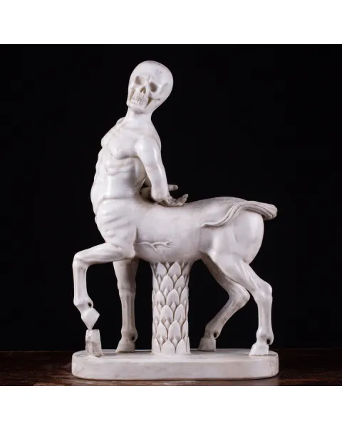 Centauro in Marmo di Carrara con Teschio: Simbolo di Mitologia e Fugacità del Tempo.