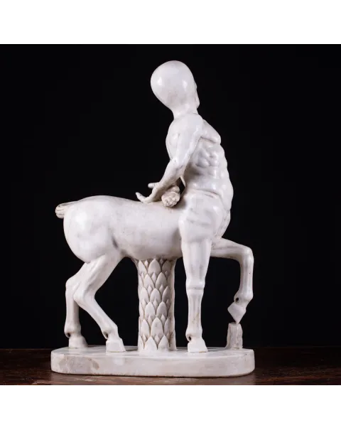 Centauro in Marmo di Carrara con Teschio: Simbolo di Mitologia e Fugacità del Tempo.