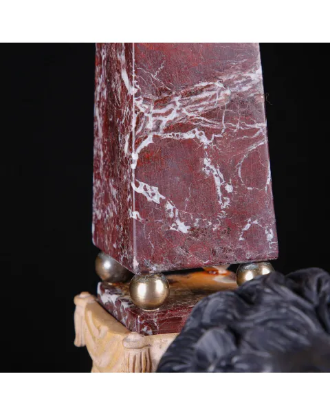 Coppia di Obelischi con Leoni in Marmo Rosso e Nero.